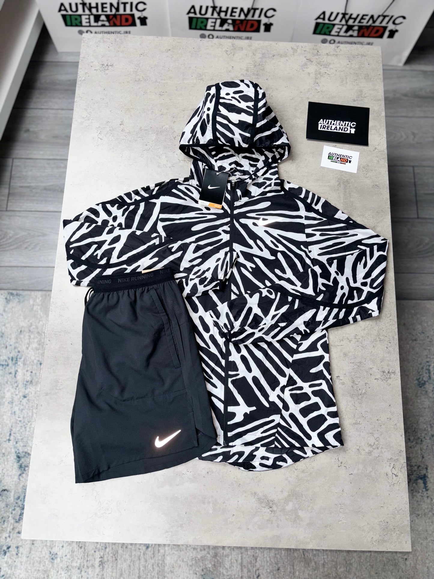 NIKE PALM WINDRUNNER SET - ZEBRA