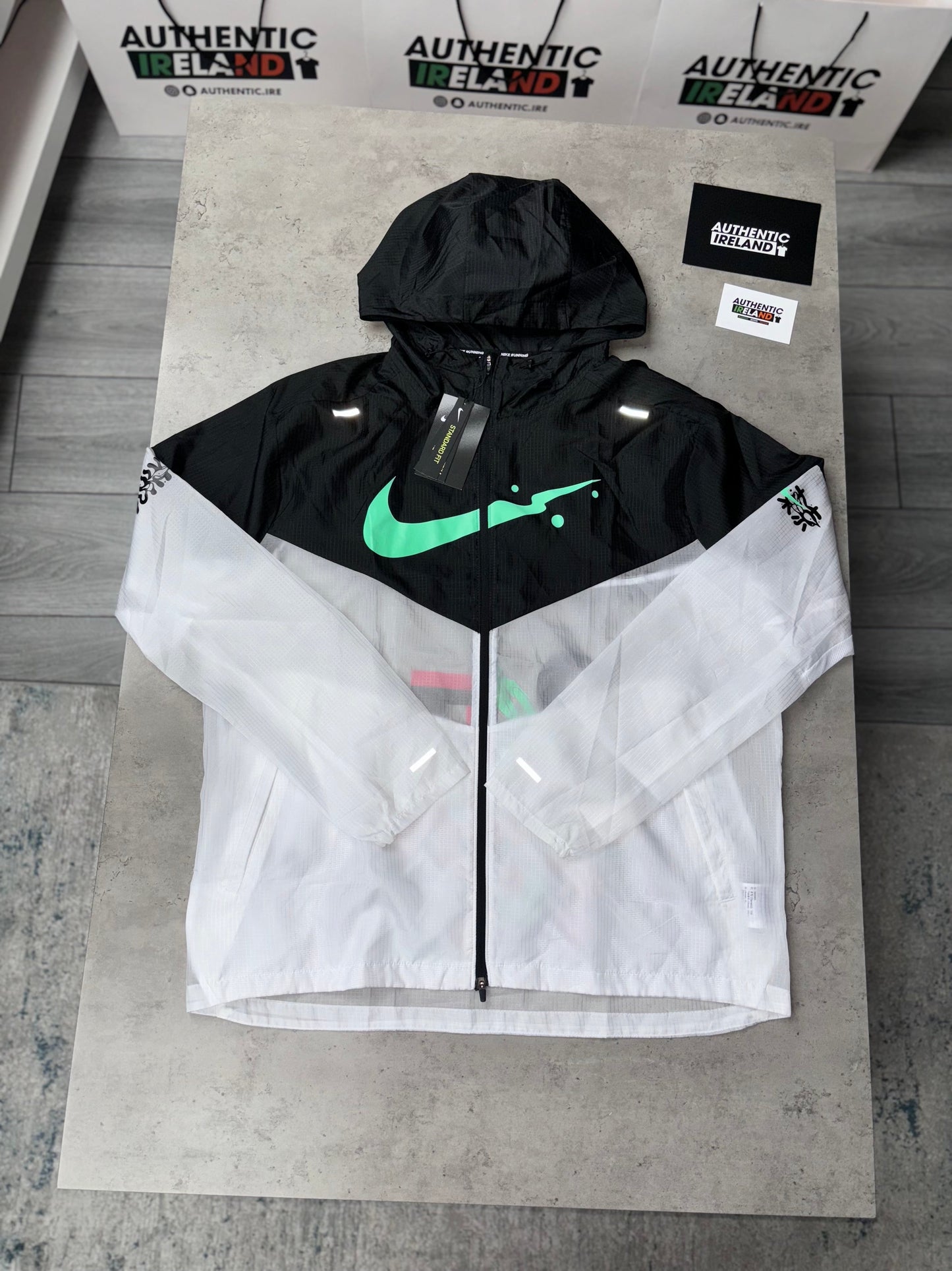 NIKE UV WINDRUNNER JACKET - WHITE/BLACK/GREEN GLOW