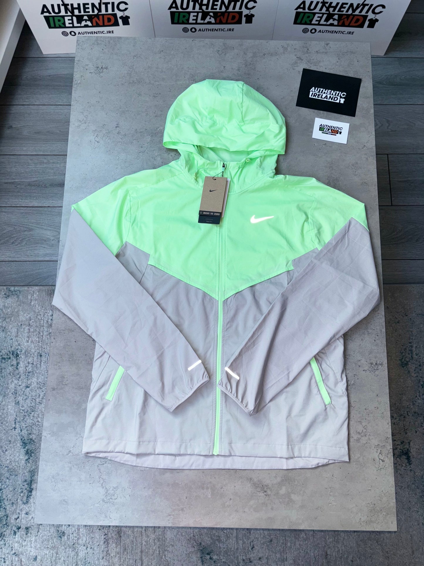 NIKE UV WINDRUNNER JACKET - VAPOUR GREEN