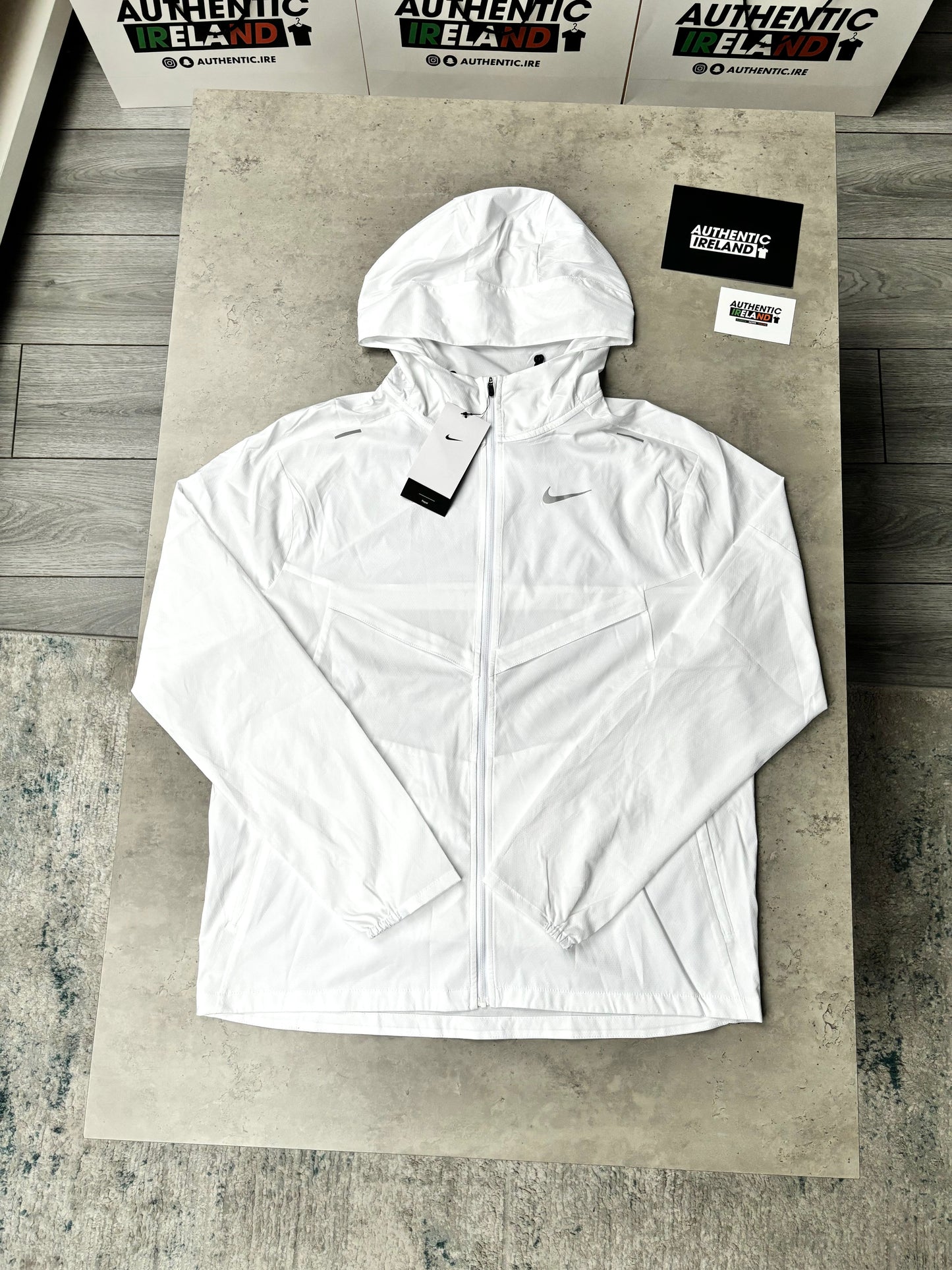 NIKE UV WINDRUNNER JACKET - WHITE