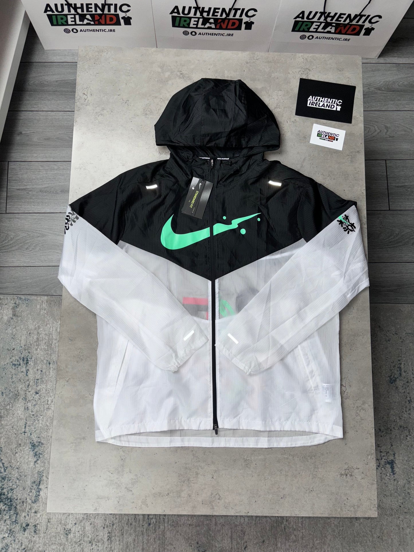 NIKE UV WINDRUNNER JACKET - WHITE/BLACK/GREEN GLOW