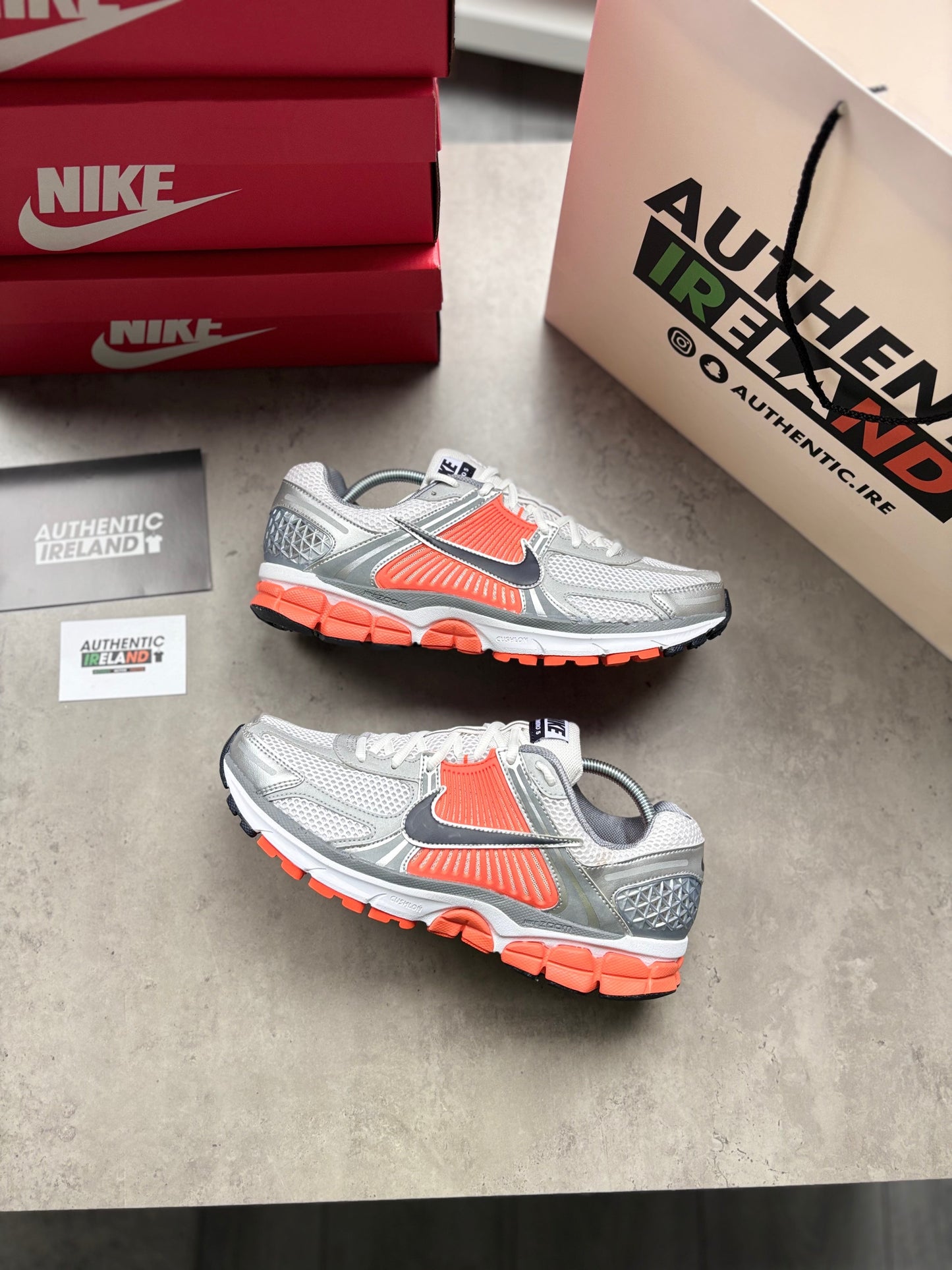 NIKE VOMERO 5 RUNNER - ORANGE