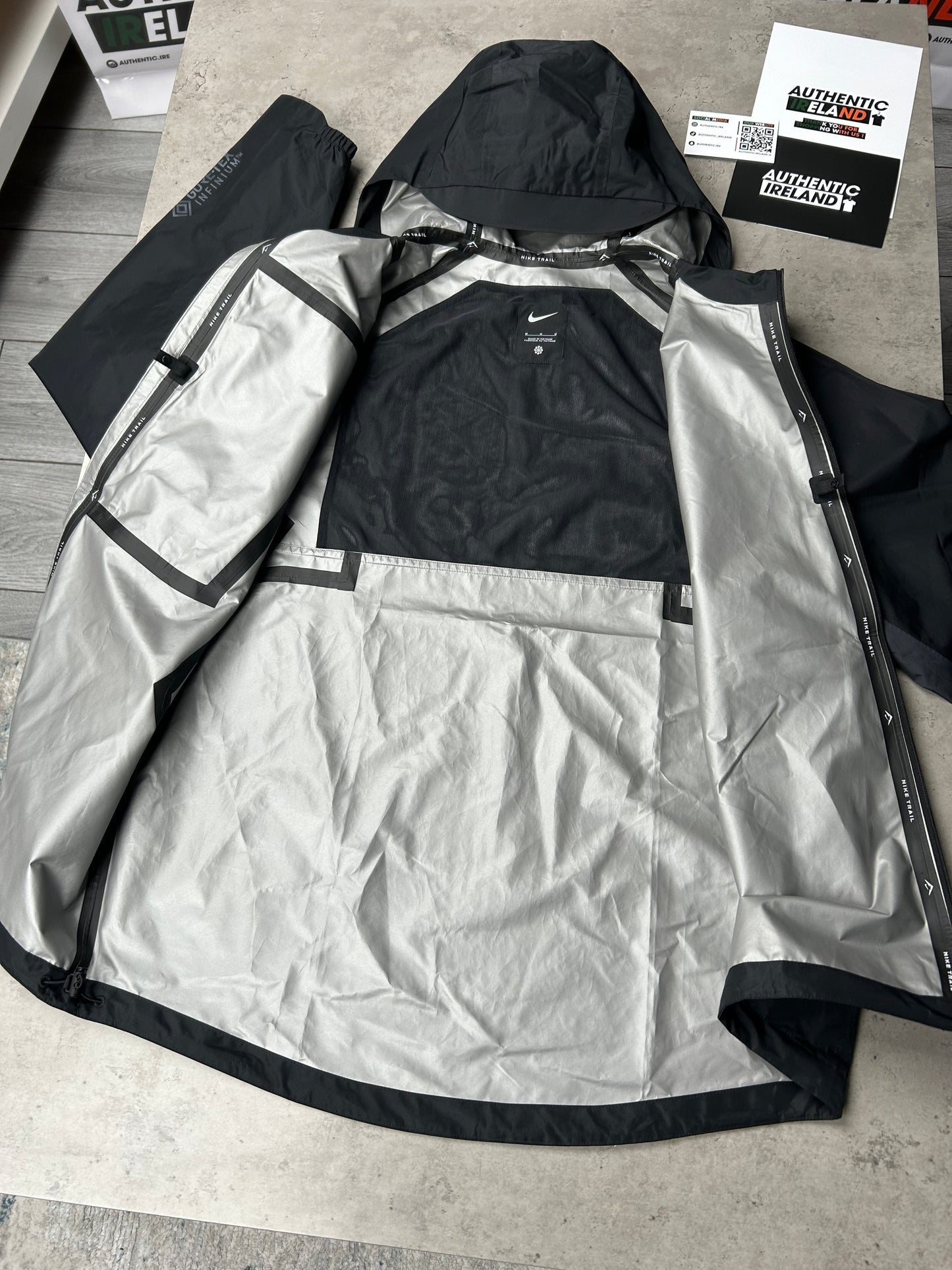 NIKE COSMIC PEAKS JACKET - BLACK