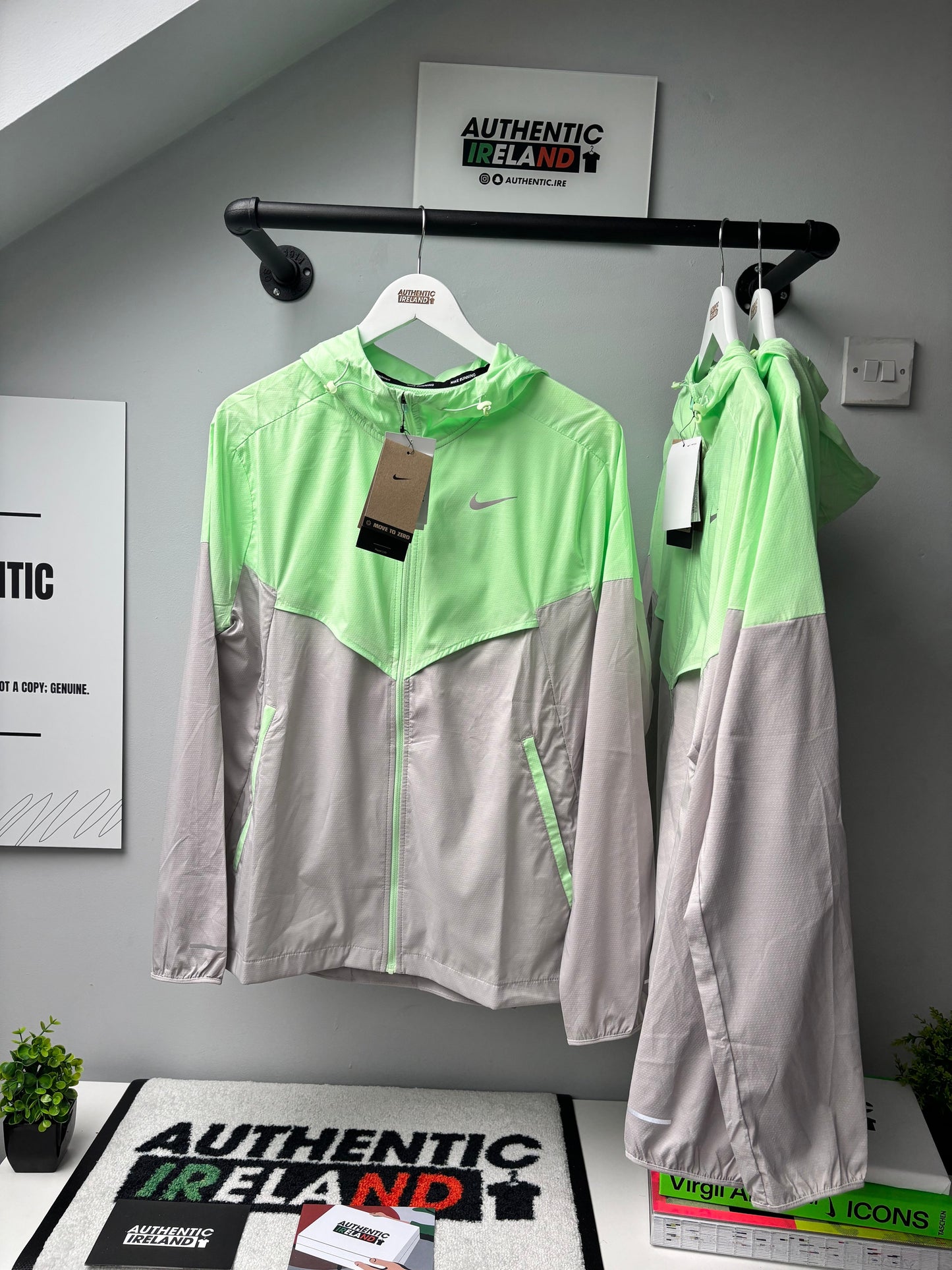 NIKE UV WINDRUNNER JACKET - VAPOUR GREEN